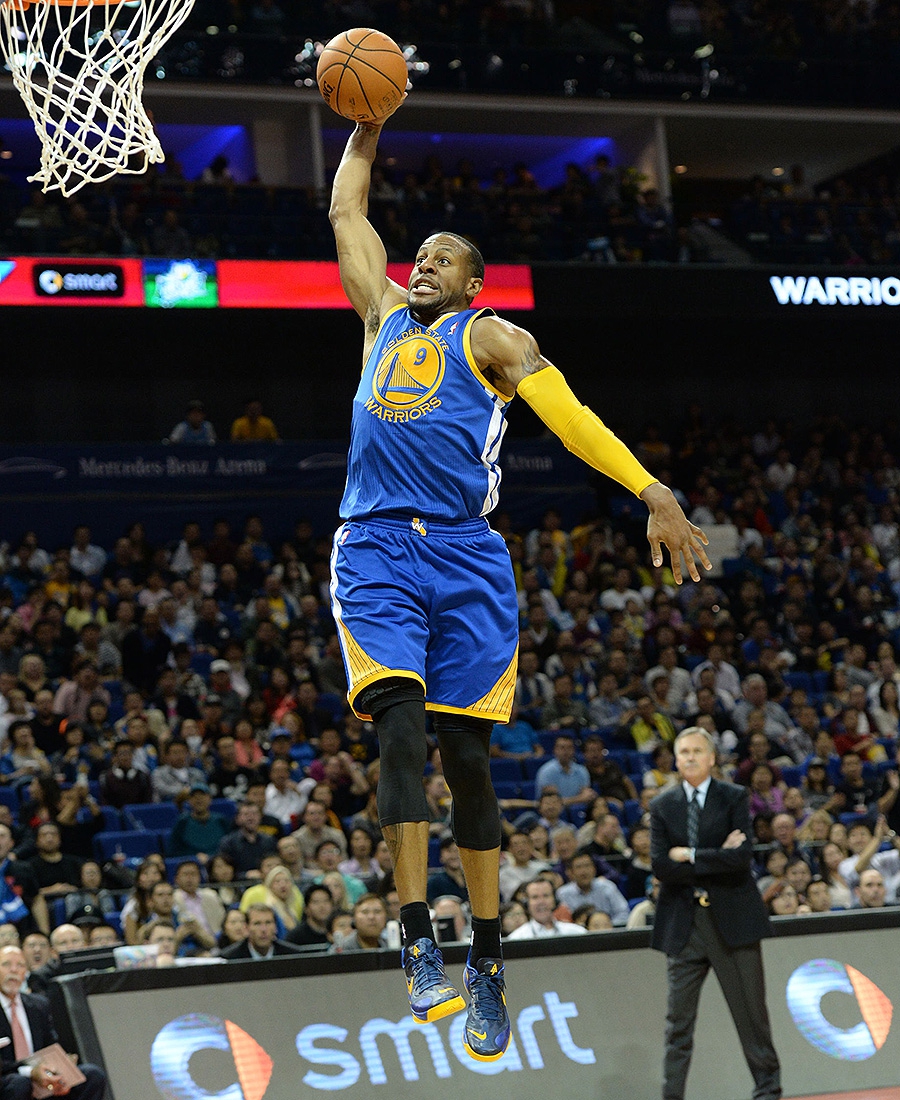 四川队完胜鹈鹕，库里高光表现