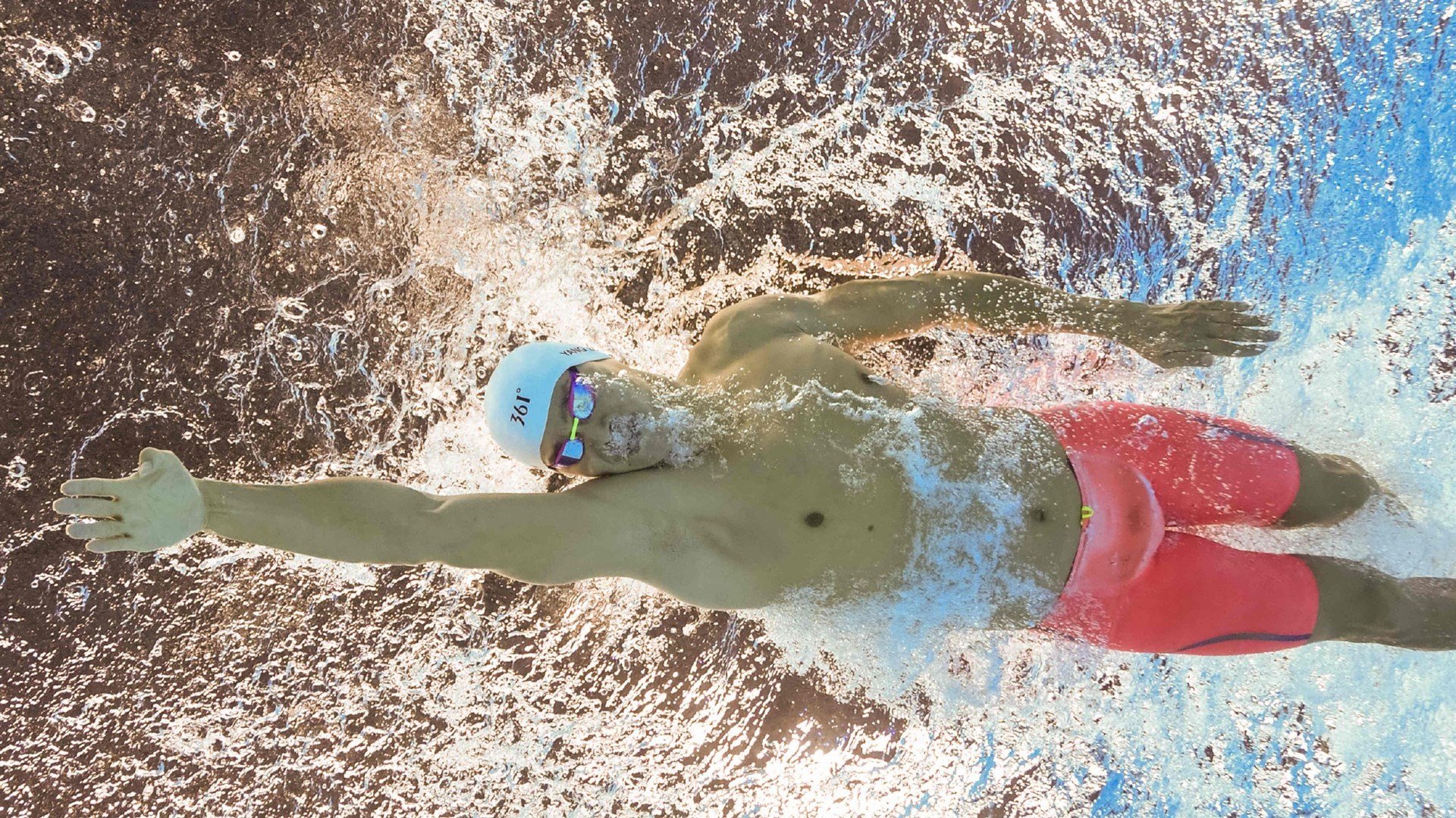 赛道上的王朝更迭，红牛风暴席卷迈凯伦，勒克莱尔上演独角戏